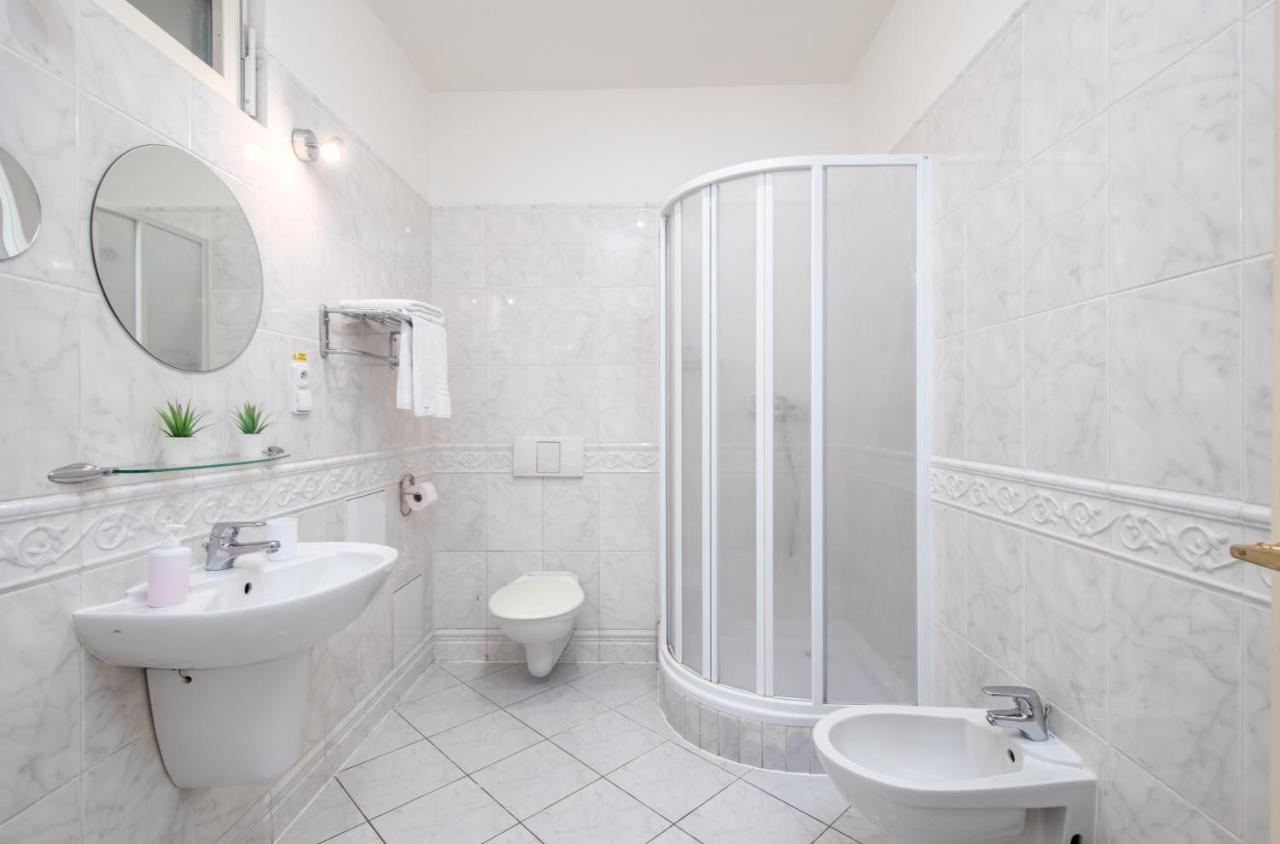 Old Town Square Holiday Homes Прага Экстерьер фото